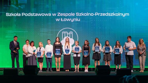 Uczniowie Szkoły Podstawowej w Łowyniu na scenie Konferencji Podsumowania I edycji projektu CSW2030- kliknij aby powiększyć