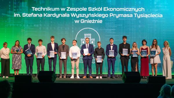 Uczniowie Technikum w ZSE w Gnieźnie na scenie Konferencji Podsumowania I edycji projektu CSW2030- kliknij aby powiększyć