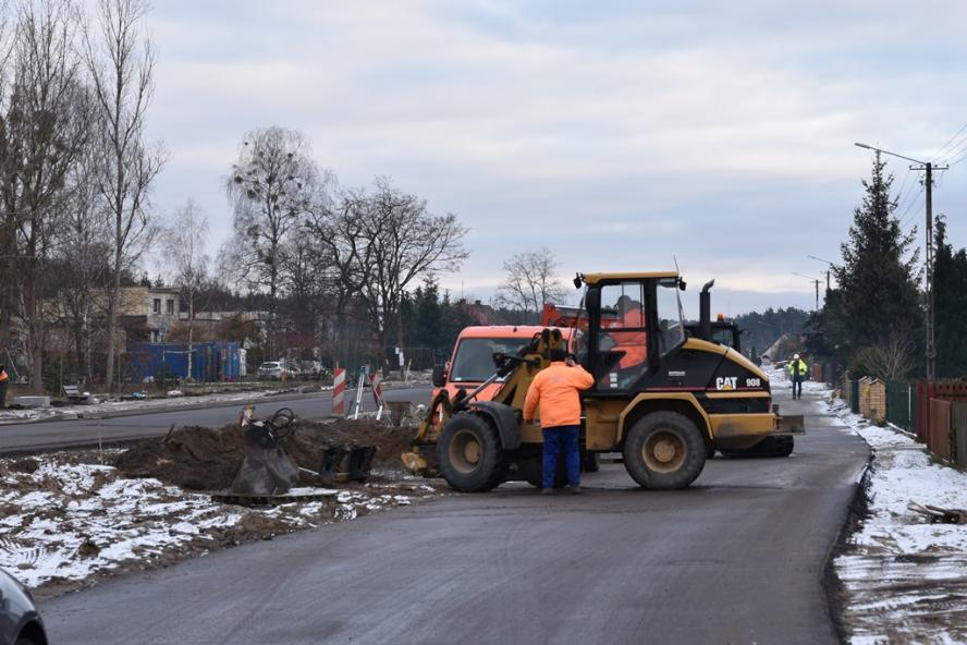 Wicemarszałek sprawdzał stan prac na przebudowywanej drodze w Piotrowie - zobacz więcej