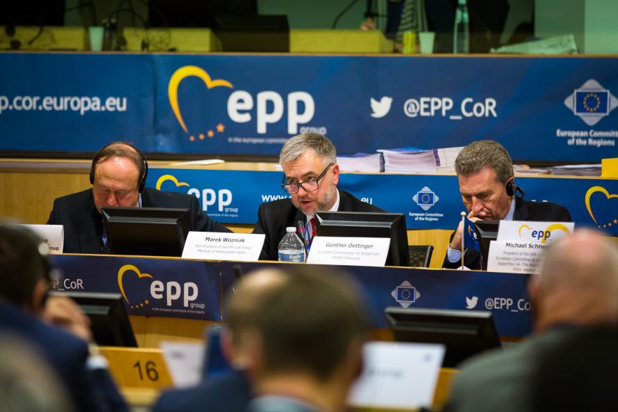 Marszałek Marek Woźniak spotykał się z unijnym komisarzem Oettingerem w Europejskim Komitecie Regionów - zobacz więcej