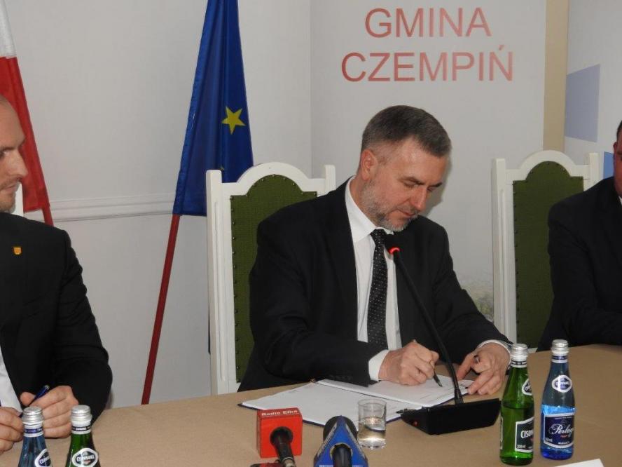 Marszałek Woźniak podpisał umowy na wielomilionowe dofinansowanie unijne inwestycji w Kościanie i Czempiniu - zobacz więcej