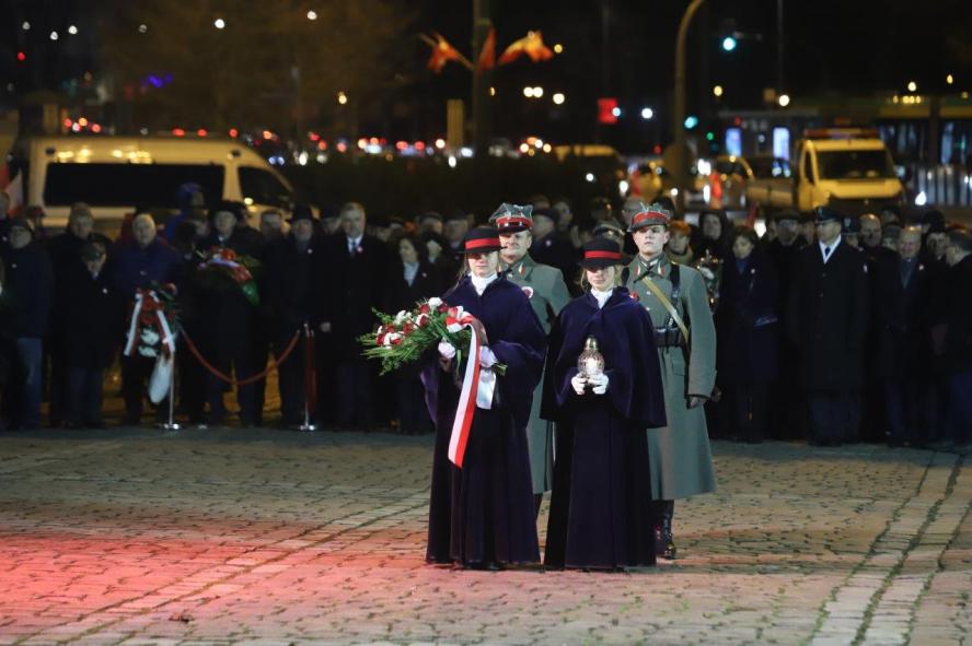 Wielkopolska oddała dziś hołd  Powstańcom Wielkopolskim, a Światło Zwycięstwa rozświetliło szczelnie wypełniony widzami plac Wolności w Poznaniu! - zobacz więcej