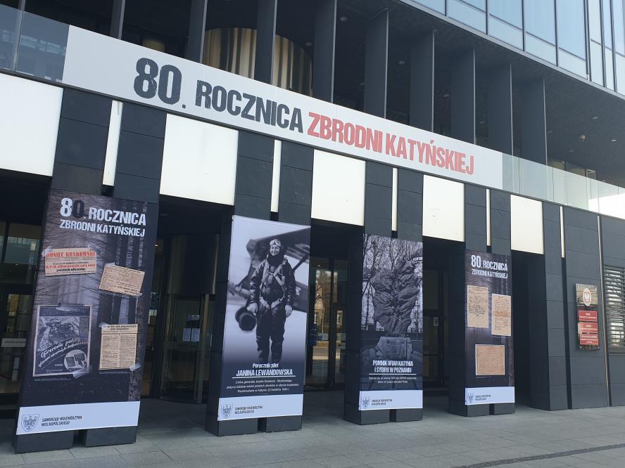 Ekspozycja na filarach Urzędu Marszałkowskiego upamiętnia ofiary Zbrodni Katyńskiej - zobacz więcej