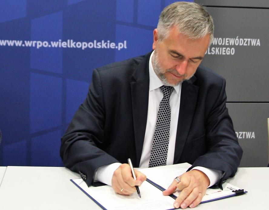 Marszałek podpisał umowy: 10,4 mln zł unijnego wsparcia na pielęgnację dziedzictwa kulturowego w Gołańczy - zobacz więcej