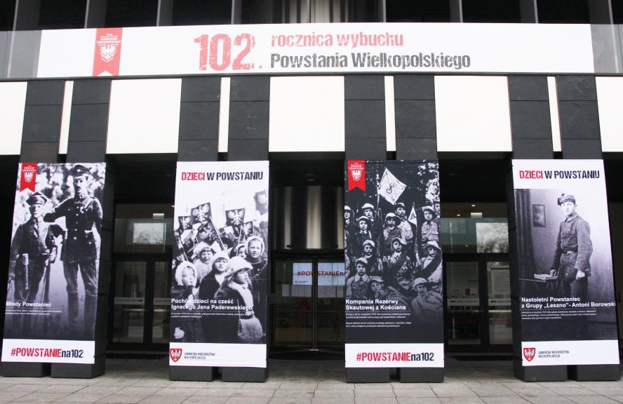 Poznajmy małych powstańców: wystawa na wejściu do budynku Urzędu Marszałkowskiego w Poznaniu     - zobacz więcej