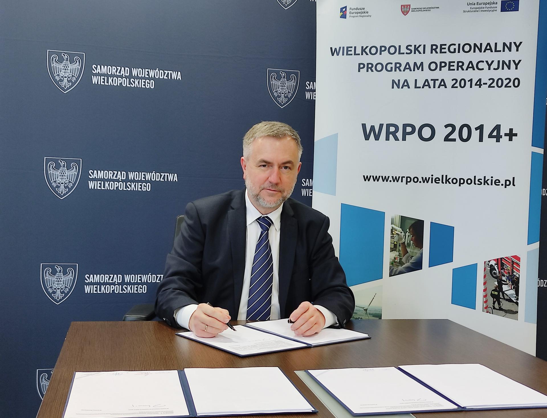 Marszałek podpisał umowy: blisko 6 milinów złotych unijnego wsparcia dla projektów z Poznania Nowych Skalmierzyc i Chodzieży   - zobacz więcej