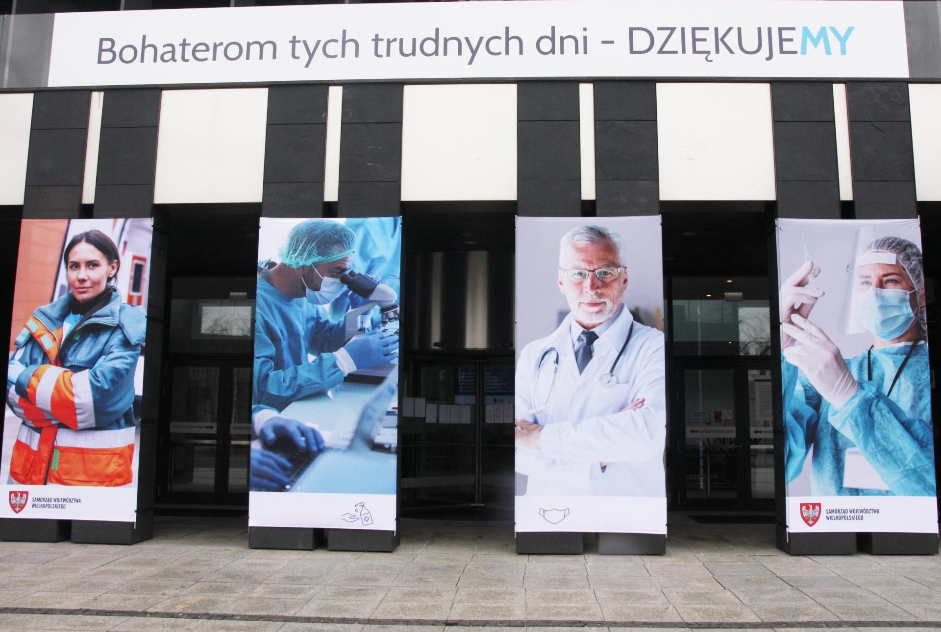 Podziękowania dla pracowników ochrony zdrowia – ekspozycja na filarach przed wejściem do budynku UMWW w Poznaniu   - zobacz więcej