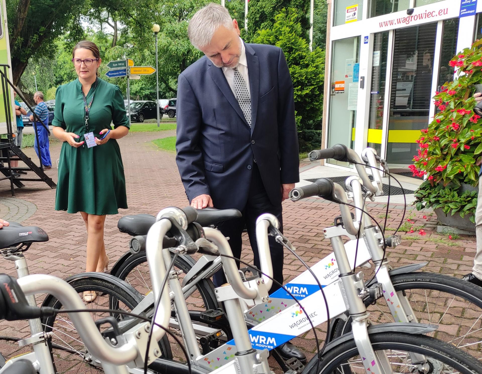 Marszałek  podpisał umowy na unijne miliony dofinansowania na kształcenie zawodowe i budowę ścieżek rowerowych  - zobacz więcej
