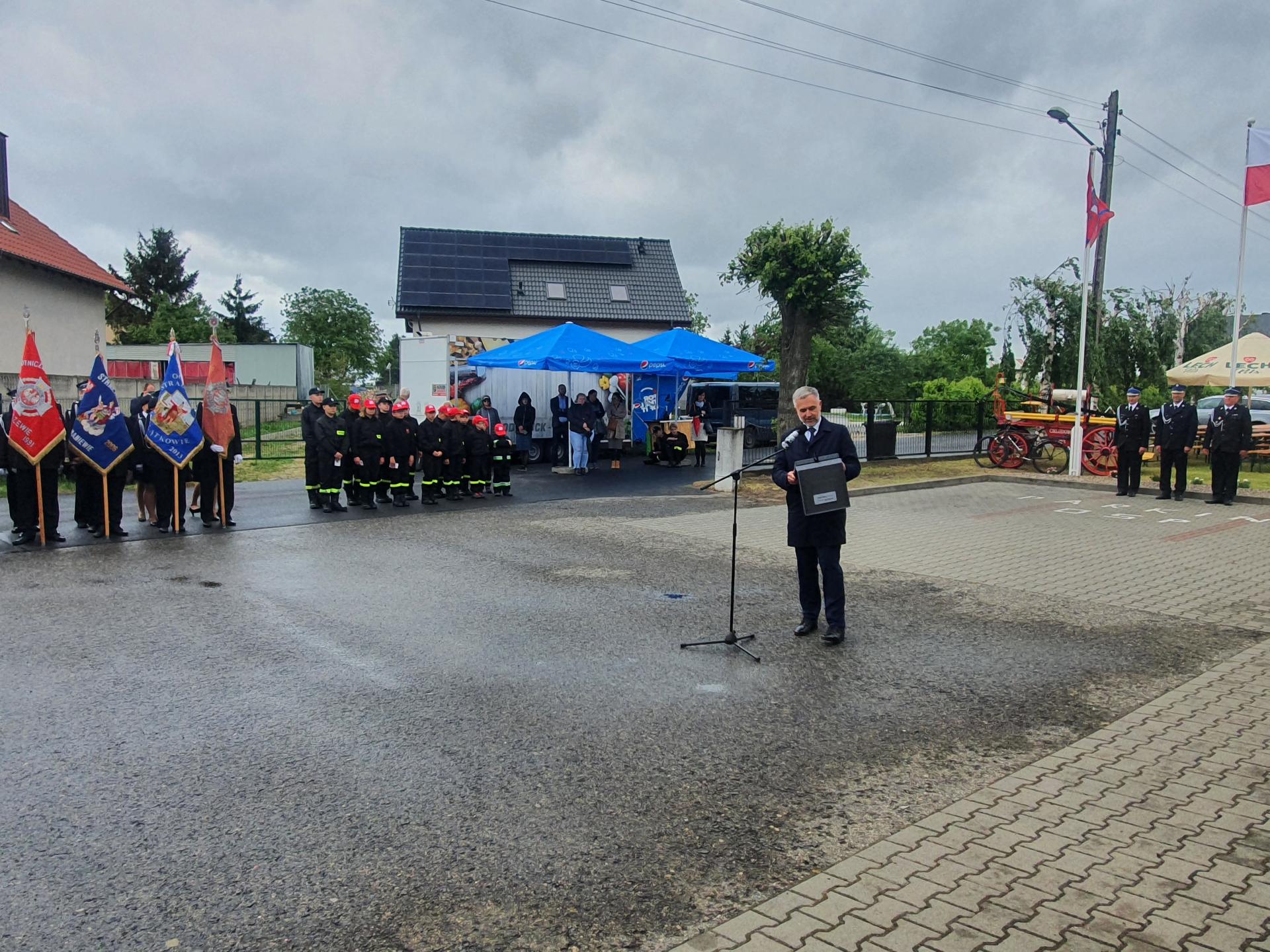 Marszałek Woźniak pogratulował strażakom z OSP w Chludowie - zobacz więcej