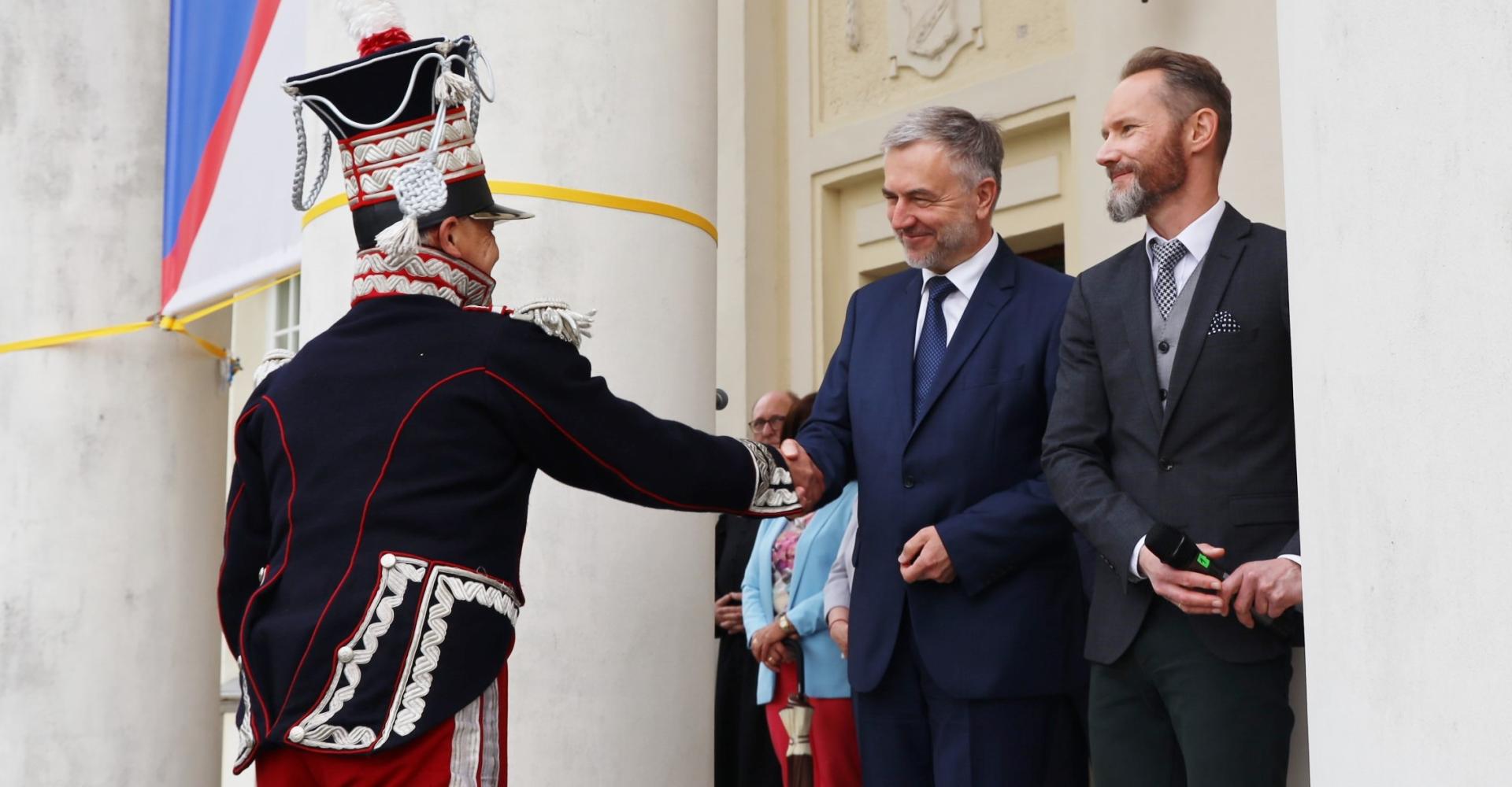 J. H. Dąbrowski ponownie przybył do Winnej Góry. Generał spotkał się z uczniami szkół swojego imienia  - zobacz więcej