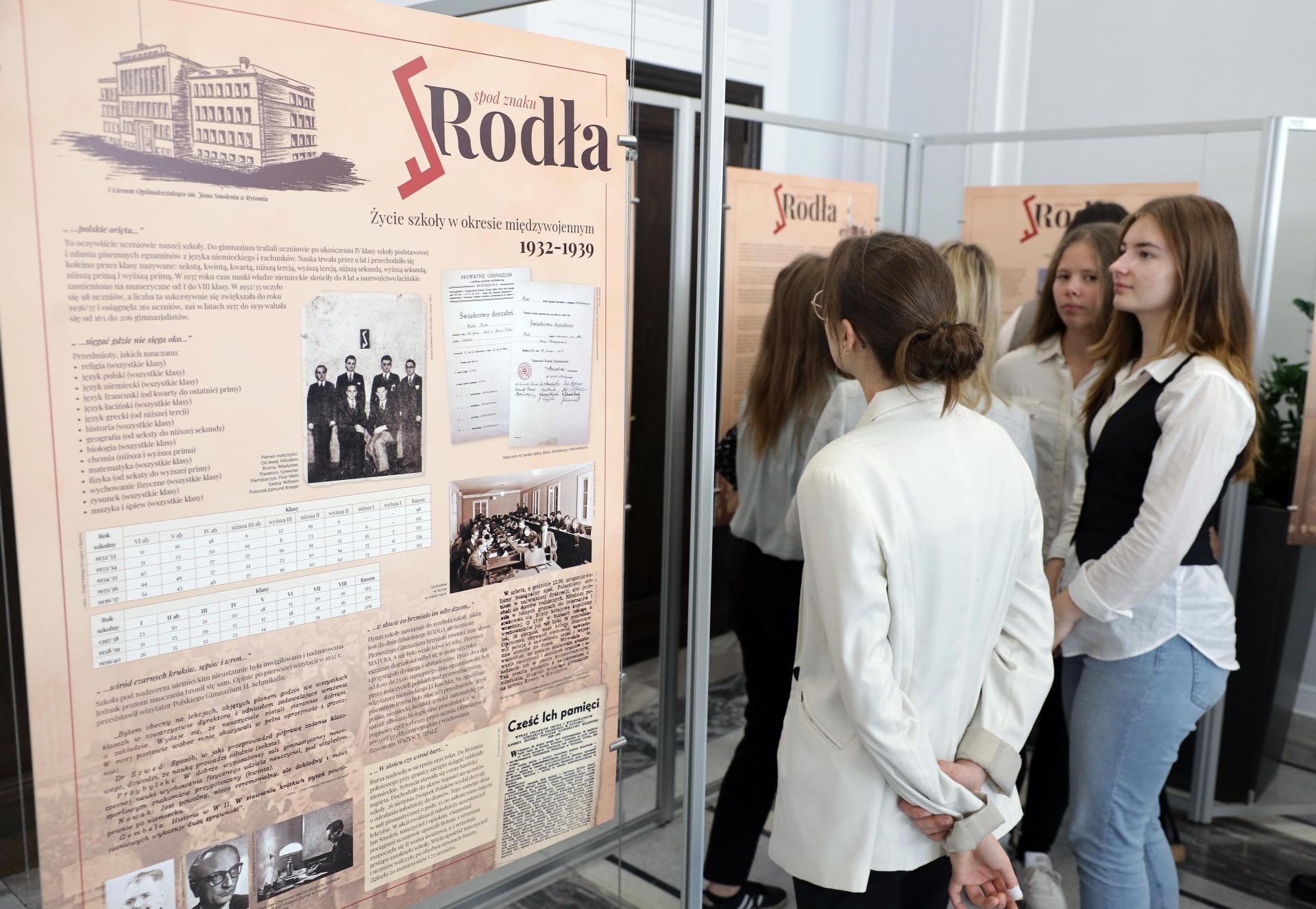 Wystawa o 100-letniej historii Związku Polaków w Niemczech prezentowana w Senacie RP  - zobacz więcej