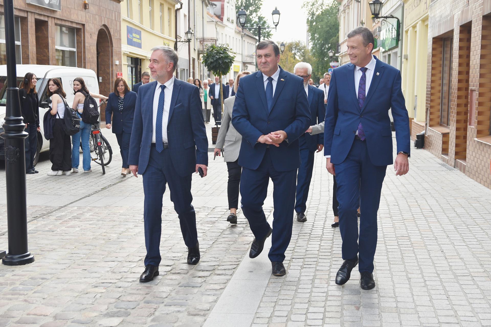 Marszałek w zrewitalizowanym historycznym centrum Kościana  - zobacz więcej