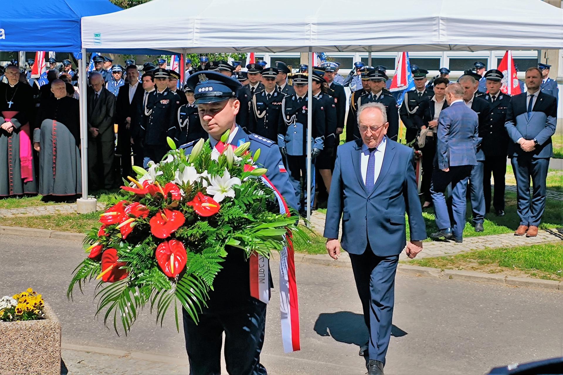 Apel ku czci wielkopolskich policjantów pomordowanych  przez nazistów i sowietów - zobacz więcej