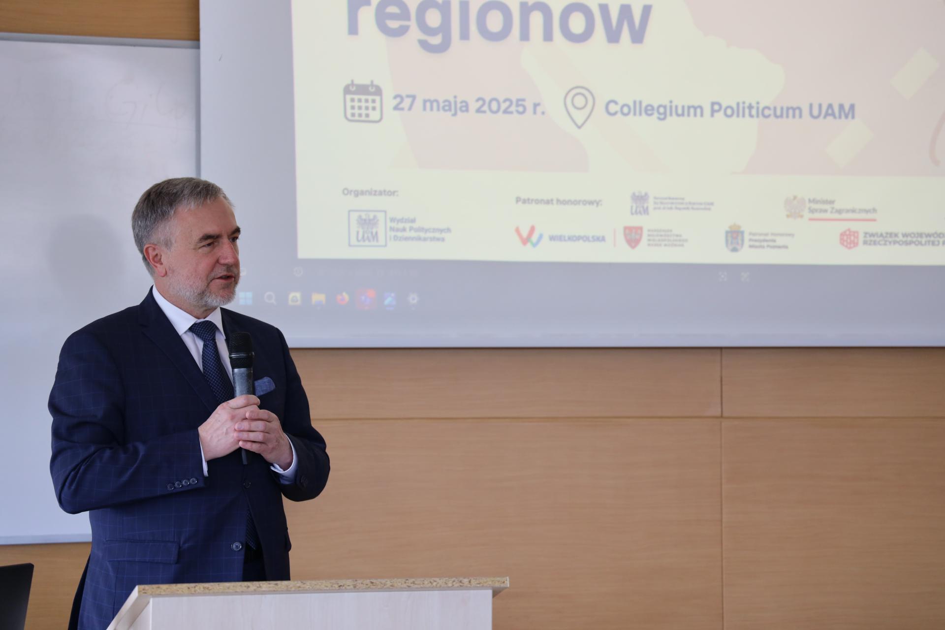 Marszałek na UAM: To dobre miejsce, by celebrować 35 lat samorządu - zobacz więcej